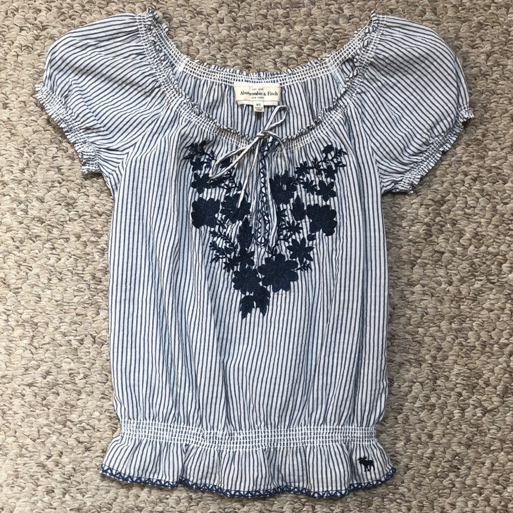 Abercrombie & Fitch beautiful blue and white top!